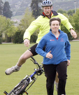 Copyright 2008 MARTIN DE RUYTER/Nelson Mail. RUN FOR IT: Sergeant Mike Fitzsimons uses a tactical speed dismount technique
to catch cycling course instructor Marianne Draijer during cycle training at Saxton Field.